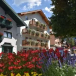 Appartement-Yako-met-bloemen-scaled